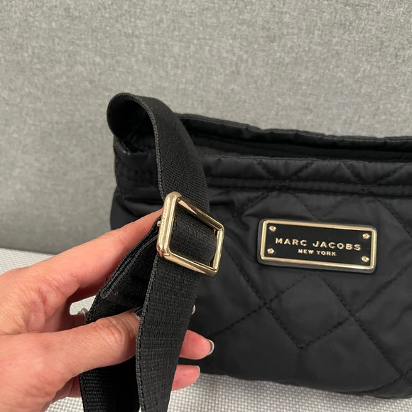 Marc Jacobs quilted purse. Crossbody, w/adjustable strap, internal pocket. Black - Picture 5 of 12
